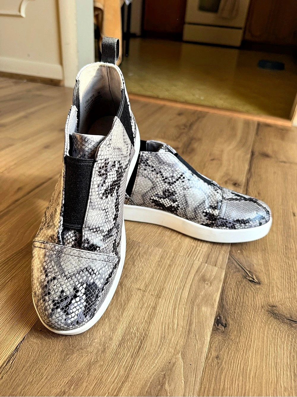 Alegria snake Print Slip-On Sneakers | preppy | edgy | size 6